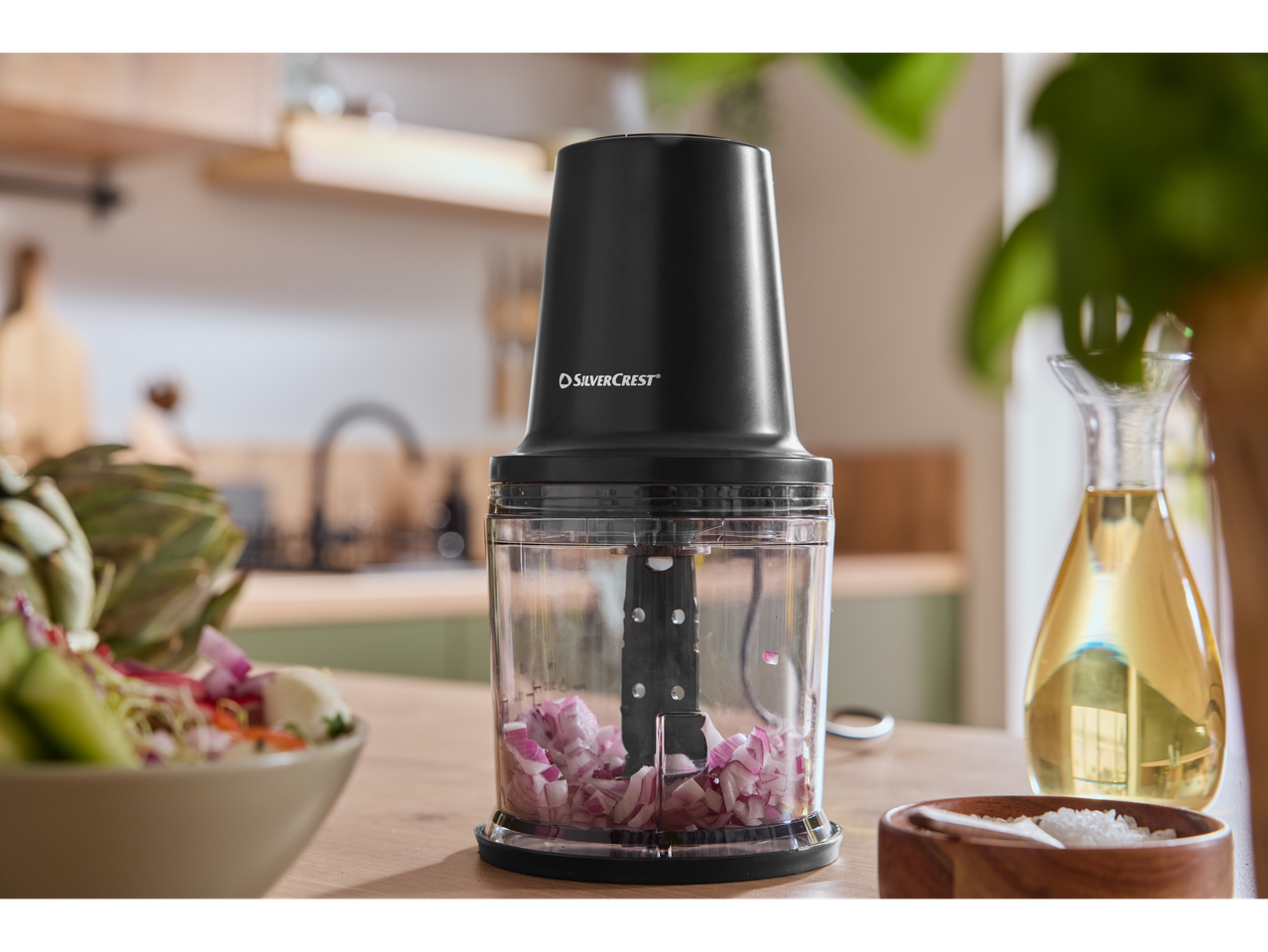 Πολυλειτουργικός κόφτης Silvercrest® με ψιλοκομμένο κρεμμύδι σε πάγκο κουζίνας
