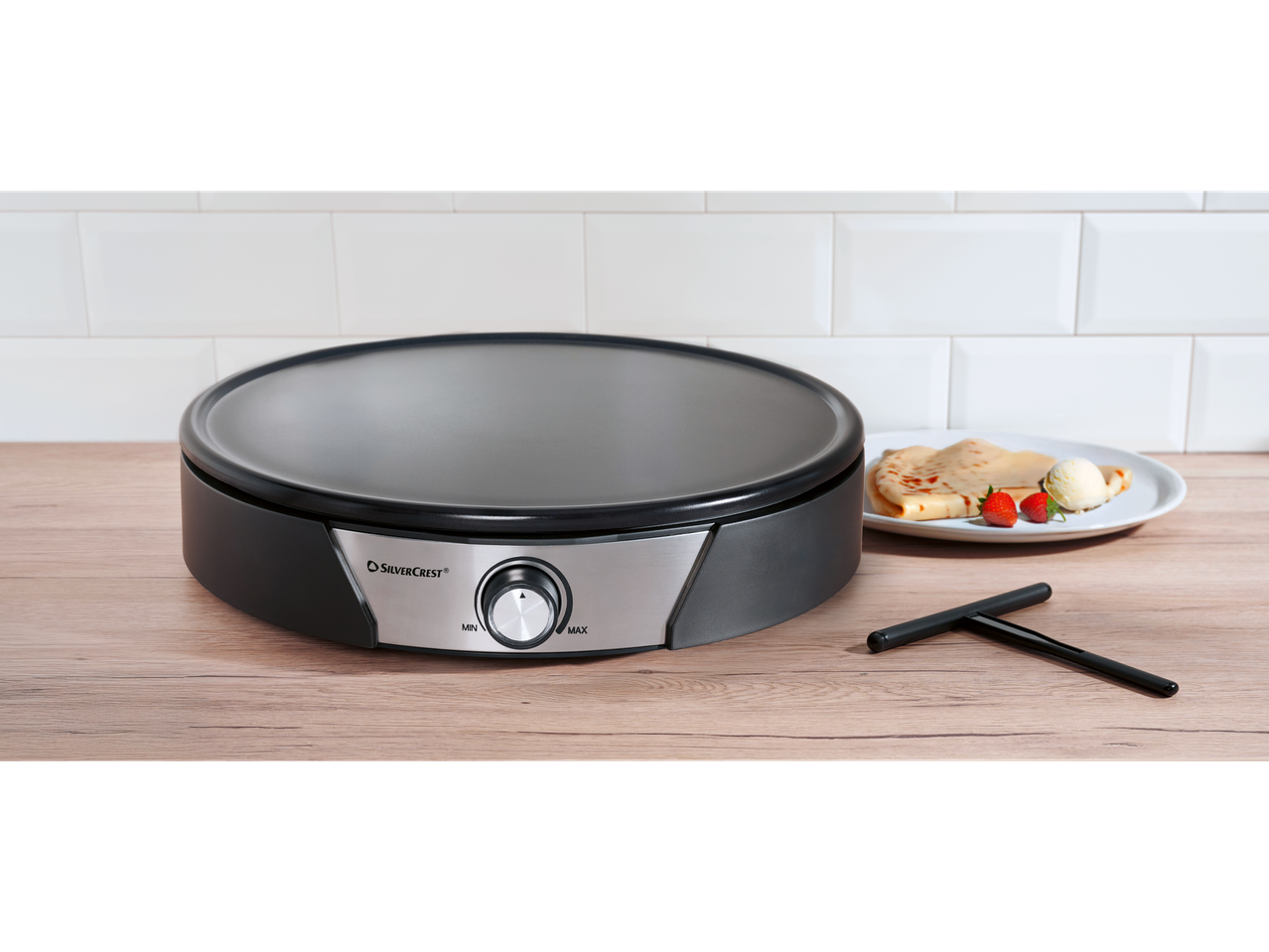 Silvercrest® Crêpière na drvenoj dasci sa palačinkama, jagodama i sladoledom.