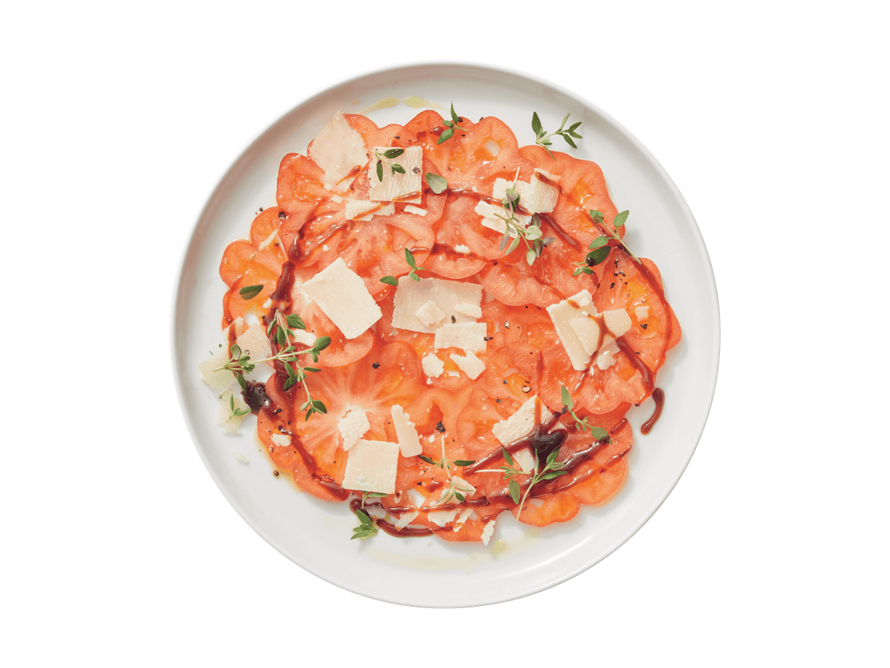 Tomaten-Carpaccio mit Parmesan, Balsamico und Thymian auf einem weißen Teller