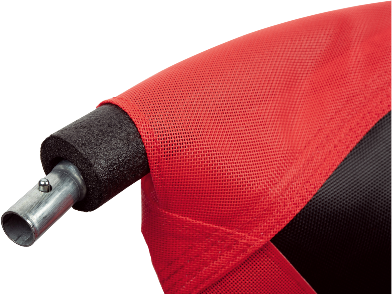 Trampolīna daļa ar sarkanu un melnu tīklu.