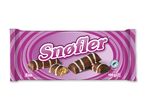 Lilla pakke med chokoladebarer med hvid glasur, en er bidt over og viser fyldet.