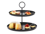 Suport negru cu două etaje cu macarons, fructe, chec și tarte.