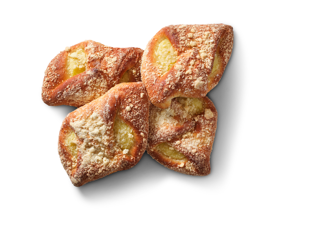 Drupainas kārumiņi ar krējuma pildījumu un avenēm uz koka dēļa.