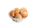 Pãezinhos crocantes numa cesta branca.
