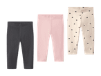 Tre par leggings: et gråt, et lyserødt og et cremefarvet med sorte hjerter.