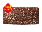 Mørkt rugbrød med kerner og havregryn, mærket med et rødt skilt med teksten 'Fast lav pris'.