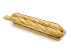 Deux baguettes françaises sur une planche à découper en bois.