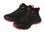 Schwarze und rote Crivit Wanderschuhe auf schwarzem Hintergrund.