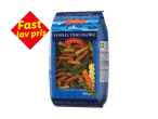 En pose tricolore fusilli pasta med et rødt skilt, der proklamerer 'Fast lav pris'.