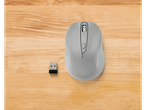 Șoarece wireless Tronic gri și receptorul său USB pe o suprafață din lemn.