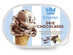 Een ijshoorntje met drie soorten chocolade-ijs, chocoladesaus en stukjes chocolade.