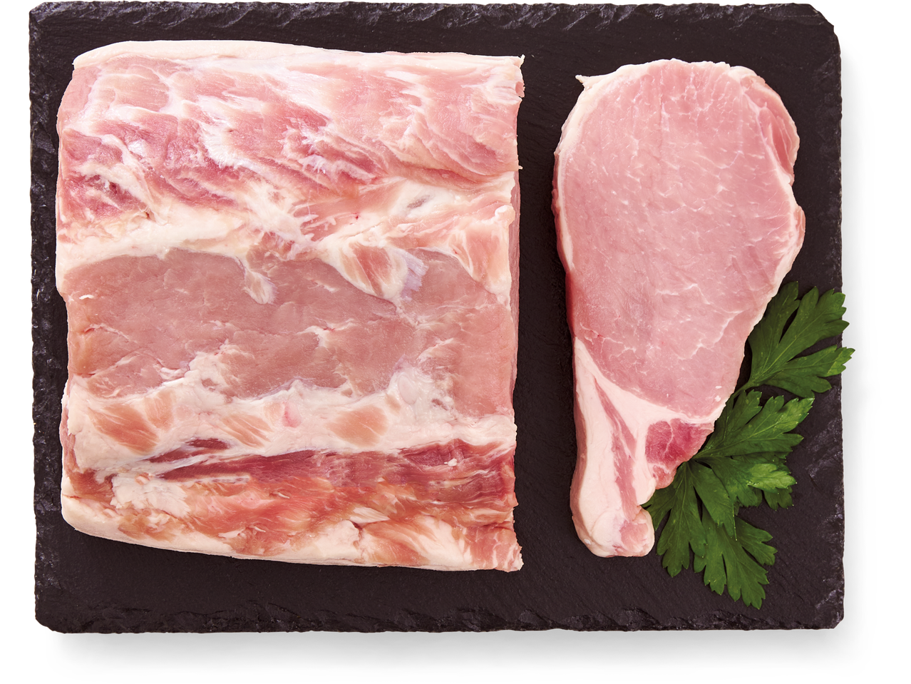 Toores seakarbonaad ja sealiha steik tumedal kiltkiviplaadil peterselliga.