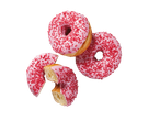 Roze cronuts met rode hagelslag, één heel en één in stukken gebroken.