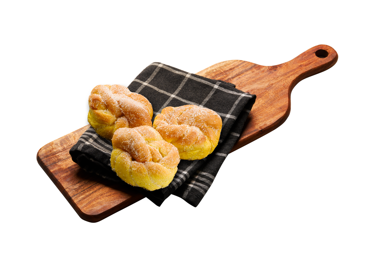 Tre kanelbullar på en träbricka.