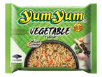 Yum Yum instant noedels groentesmaak verpakking met een kom noedels.