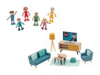 Et sæt dukker og et dukkehus-stuesæt med sofa, lænestol, tv-bord og lampe.