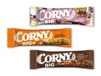 Tre Corny BIG müslibarer: chokolade, kiks & skumfidus; jordnød-chokolade; mørk chokolade-cookies.