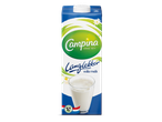 Een pak volle melk met een glas melk en bloemen op een witte en blauwe achtergrond.