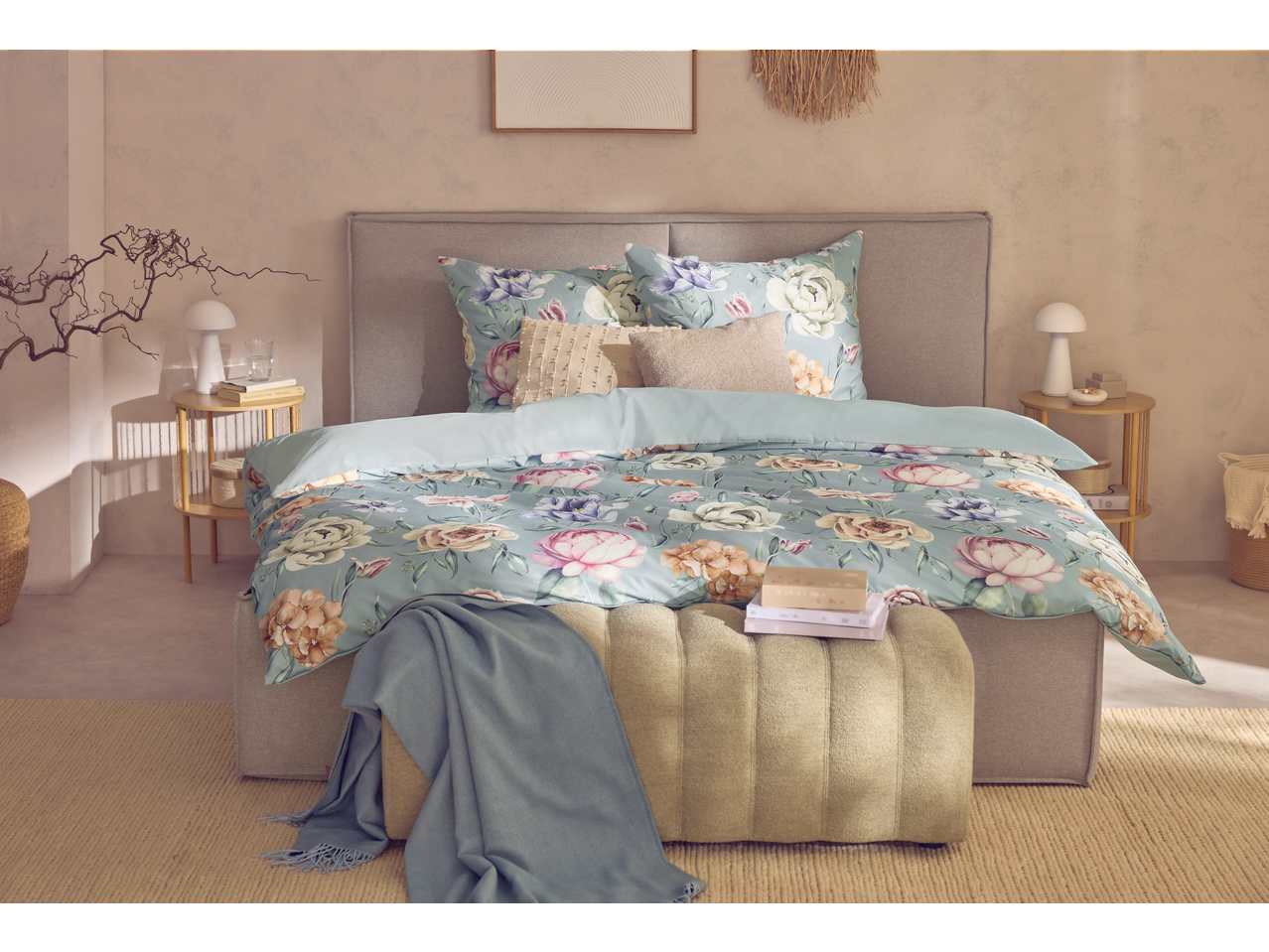 Bett mit LIVARNO Mikrofaser-Satin-Bettwäsche mit Blumenmuster, Nachttischen und Dekoration.
