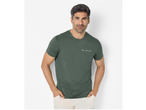 Bărbat în tricou verde ESMARA MEN cu inscripția „Thrive in the unknown” și pantaloni deschiși.