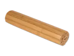 Gerollte Bambusmatte auf schwarzem Hintergrund.