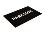 Fekete lábtörlő fehér „PARKSIDE” felirattal.