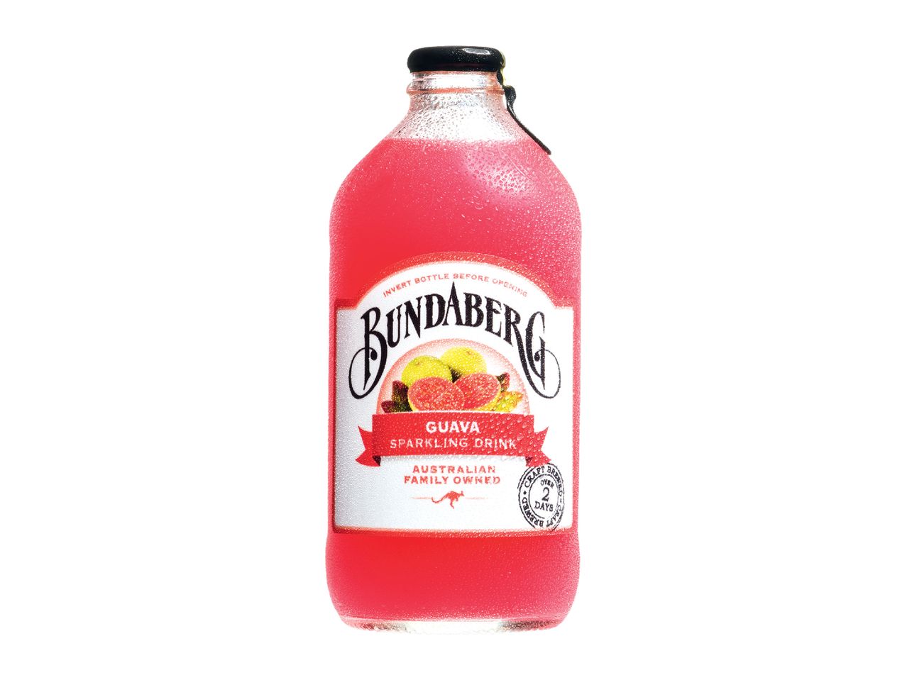 O sticlă de băutură spumantă Bundaberg Guava, cu etichetă albă și lichid roz.