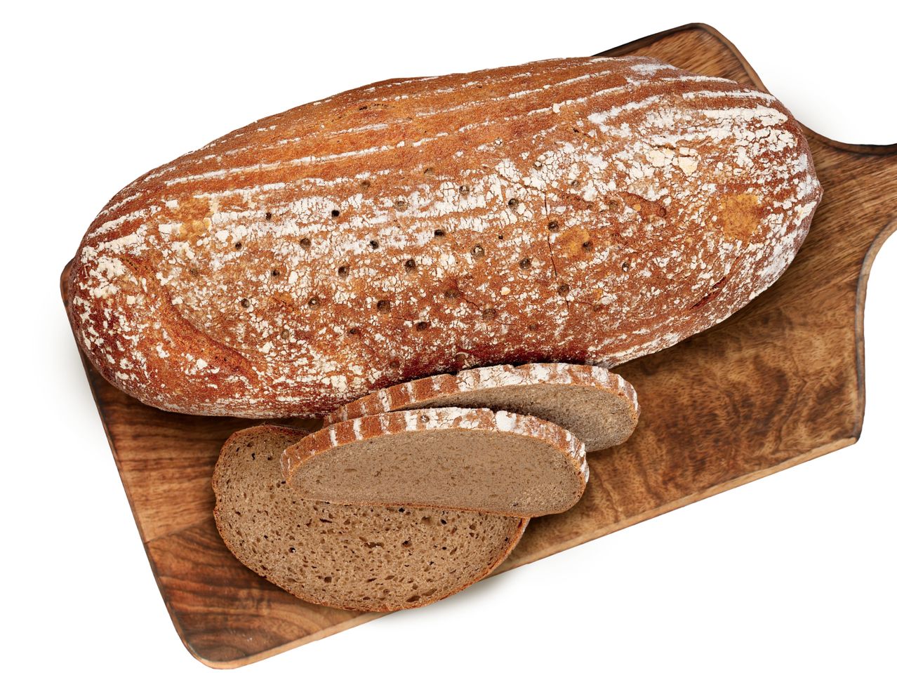 Roggenbrot mit Scheiben auf einem Holzbrett.