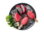Picolés de fruta do dragão com fatias de fruta do dragão no gelo.