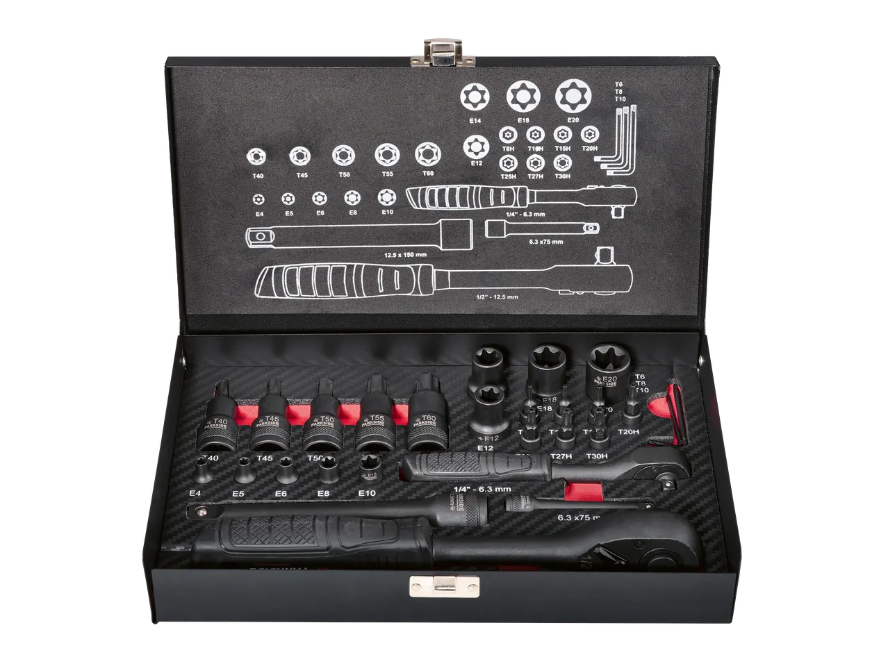 Fekete dobozban lévő racsnis kulcskészlet, különböző méretű bitekkel és adapterekkel.