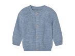 En baby-cardigan i lyseblå strik med knapper.