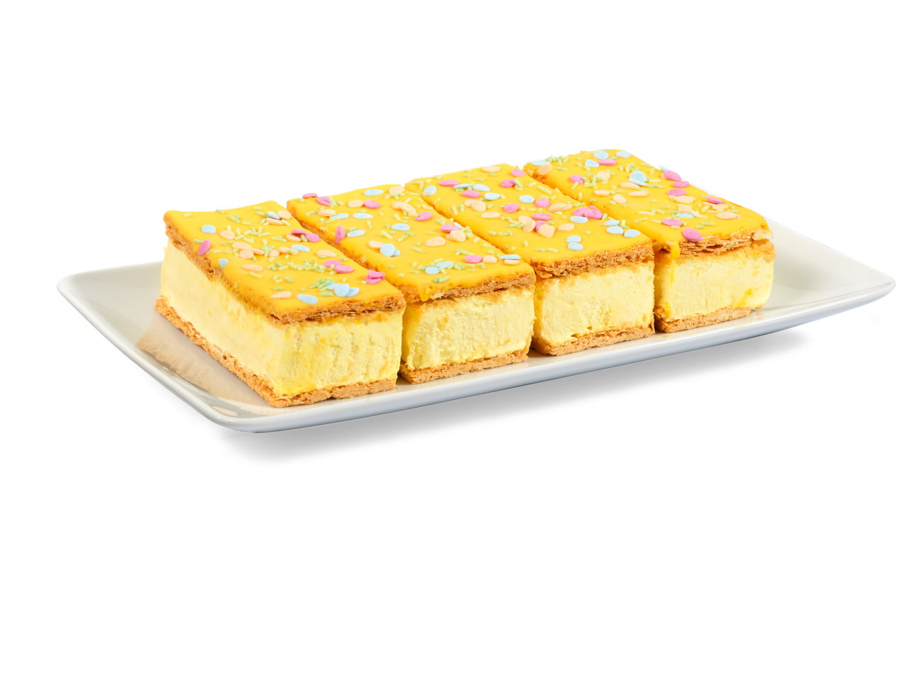 Vier Paastompoucen met geel glazuur en kleurrijke hagelslag op een wit bord.