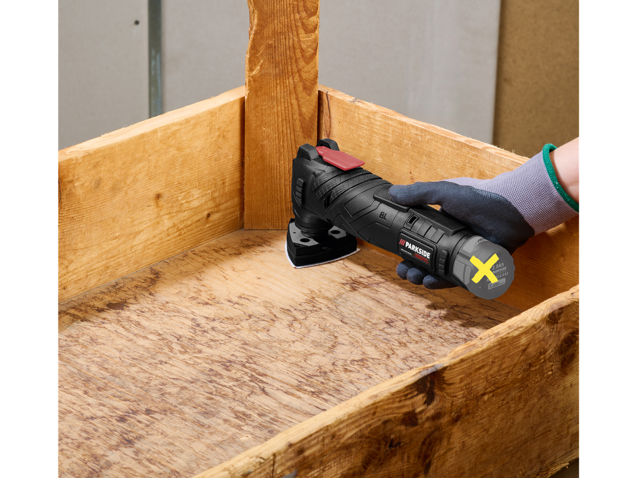 Parkside PERFORMANCE® cordless multi-tool sanding wood.