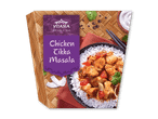 Kylling Tikka Masala med ris, kokosflager og koriander på en flettet måtte.