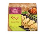 Gyoza med krydret kimchi og svinekødsfyld på en bambusbaggrund.