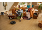 Een stel speelt videogames in een moderne woonkamer met een Roborock Saug- und Wischroboter.