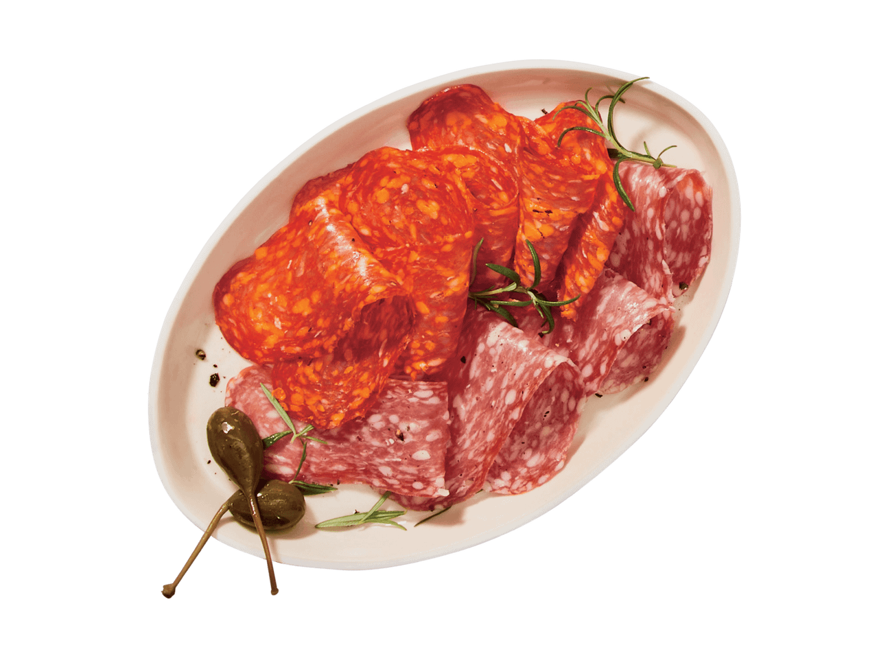 Teller mit Chorizo und Salami, garniert mit Rosmarin und Kapern.