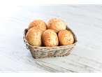 Cesta de deliciosos pãezinhos crocantes.