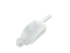 Bela lopatica za led sa kockama leda na crnoj pozadini.
