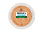 Hummus med tørret tomat i en klar beholder, mærket 'Reduced Fat' og '200 g'.