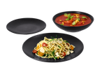 Conjunto de pratos pretos com sopa de tomate e massa.