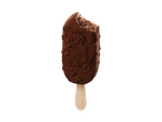 Um sorvete de chocolate com pedaços de chocolate, parcialmente comido, em um palito de madeira.