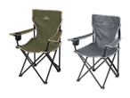 Zwei Campingstühle in Grün und Grau mit Armlehnen und Getränkehaltern.