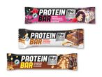 Tre forskellige proteinbarer med smag af hhv. hvid chokolade & hindbær, peanut & karamel og cookies & fløde.