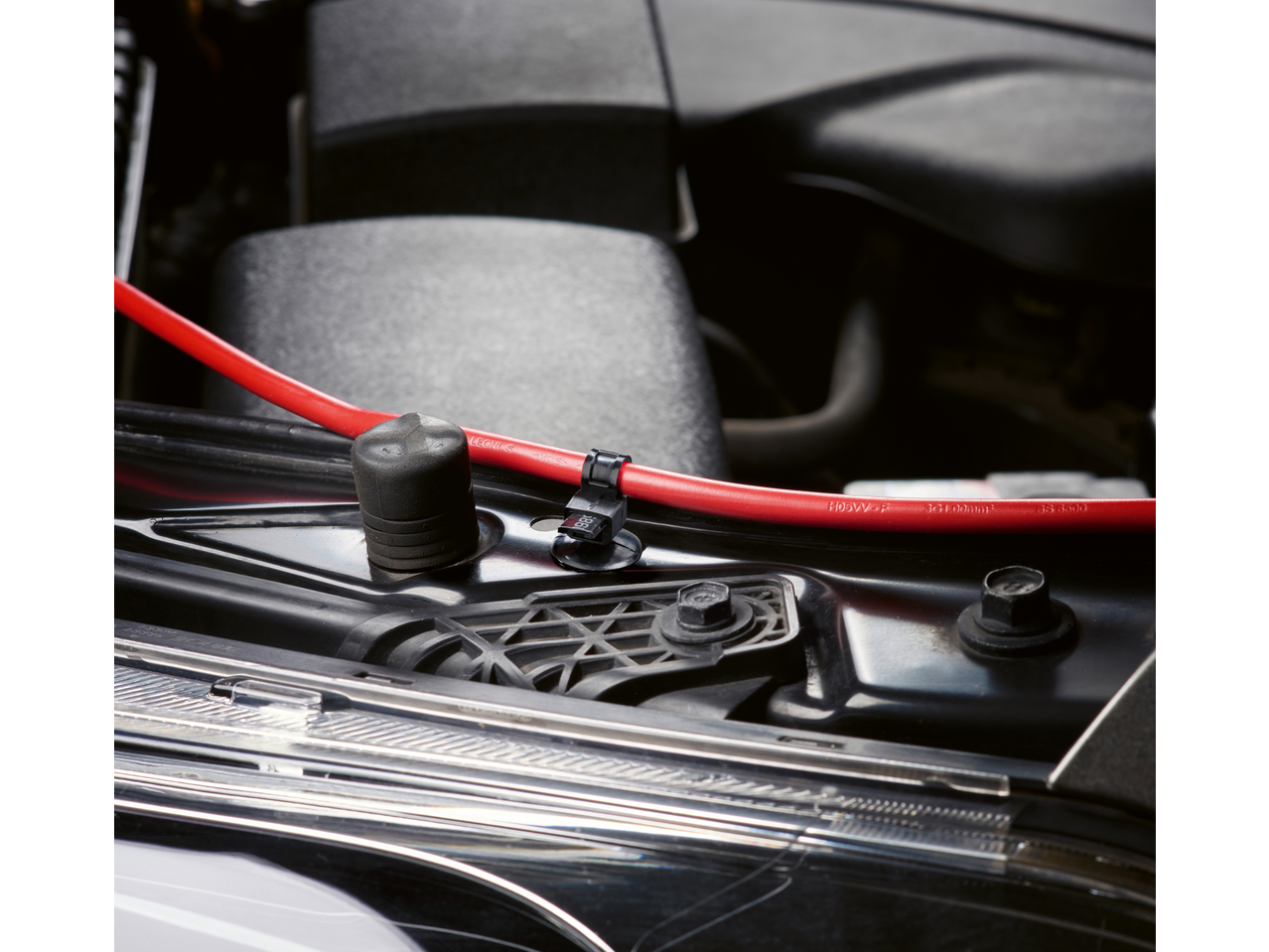 PARKSIDE set za skidanje presvlaka s crvenim kabelom u motornom prostoru automobila