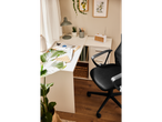 Birou modern cu scaun ergonomic.