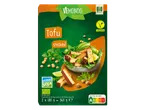 Paquet de tofu fumé avec une salade fraîche, des logos bio et végétalien.