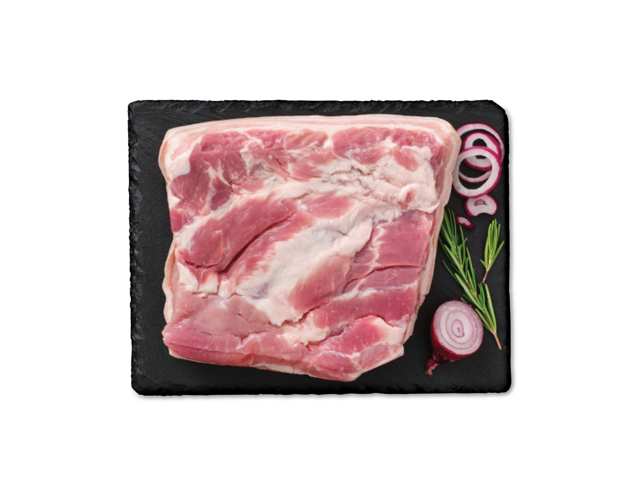 Šviežia kiaulienos šoninė su raudonaisiais svogūnais ir rozmarinu ant juodos lentelės.