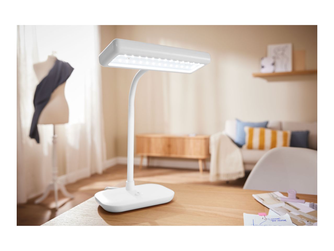 Go to full screen view: Livarno Home LED Daylight Lamp - Image 3