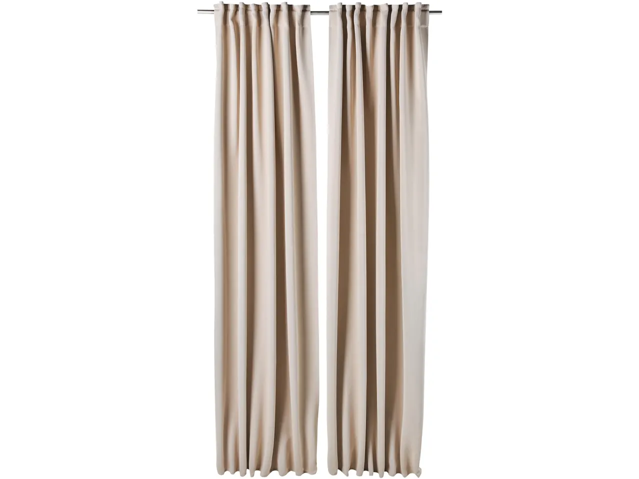 Due tende beige a tinta unita appese a un bastone metallico.